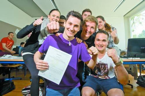 Klassenprimus Michael Högerl mit seinen Klassenkollegen: Lauter Einser im Zeugnis. Foto: vn/steurer