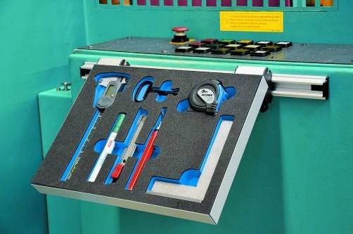 Kombiniert werden kann Clip-O-Flex mit fast allen Ablageflächen, Schubladen, Werkzeugwagen, Werkbänken und Beistellwagen. Foto: metzler