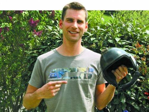 Kratzer, Gras und Erde am Helm: Christoph Geiger hatte beim Unfall großes Glück. Foto: vol.at/sturn