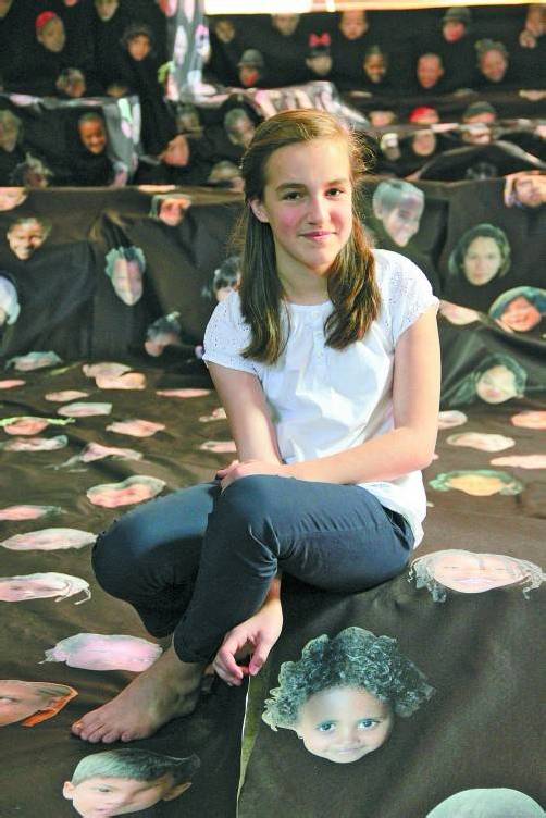 Lisa Walla mit einem Teil der Installation „Kinderleid“ von Mariella Scherling Elia. Foto: A. Grabher