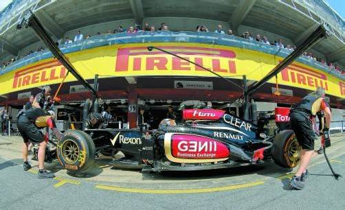 Lotus und Pirelli, das passt: Kimi Räikkönen in Barcelona beim Reifenstopp. Foto: gepa
