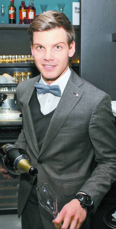 Lukas servierte den Gästen im Gatsby-Look Champagner.