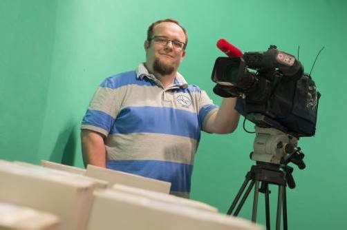 Media-Film-Geschäftsführer Bernhard Waibel im hauseigenen Studio in Dornbirn. Foto: Stiplovsek