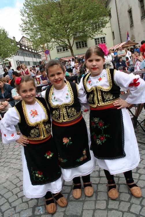 Nikolina, Sucanna und Ivana von der serbischen Trachtengruppe. Foto: Fep