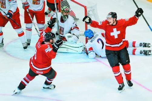 Nino Niederreiter und Julien Vauclair (l.) jubeln – die Schweiz präsentierte sich bei der WM bisher als Riesentöter. Foto: ap