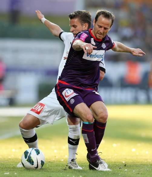 Nur noch einen Punkt benötigt der Ex-Altacher Tomas Jun (vorne) mit seinem Klub Austria Wien, um den Meistertitel zu fixieren. Foto: gepa