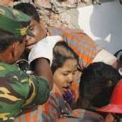 Überlebende aus Trümmern in Bangladesch geborgen
