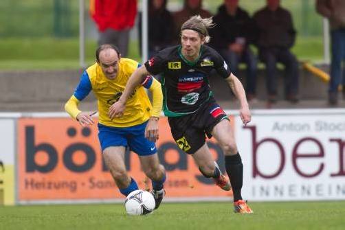 Sam Kloser (rechts) war mit zwei Toren für Lauterach maßgeblich am 4:0-Erfolg über den FC Schruns beteiligt. Foto: steurer