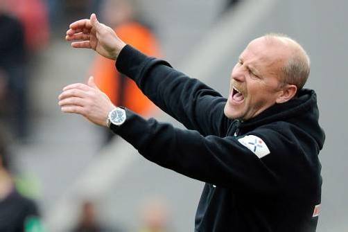 Schlusspfiff für Thomas Schaaf beim SV Werder Bremen. Schon am letzten Spieltag sitzt er nicht mehr auf der Bank. Foto: epa