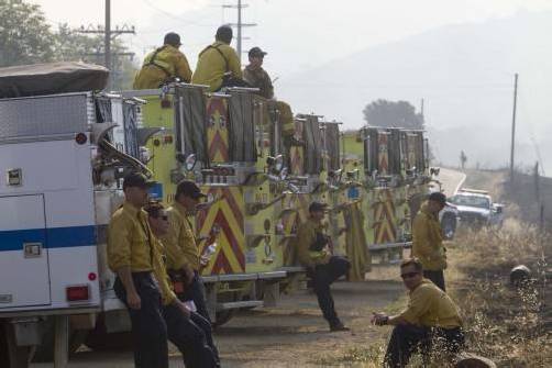 Seit Donnerstag sind die Feuerwehrleute fast ununterbrochen im Dienst. Eine Pause zwischendurch sei ihnen gegönnt. Foto: AP