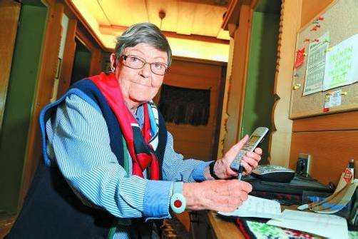 Sigrid Juen warnt vor einer weiteren Betrügermasche per Telefon. Sie hat alle Anrufe der Abzocker akribisch notiert. Foto: VN/HOFMEISTER