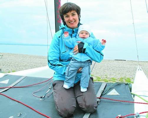 Sohn Moritz ist immer dabei, wenn Nicole Salzmann ihrem Hobby, dem Segeln, frönt. Foto: thüringer