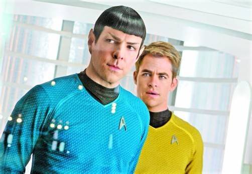 Spock (Zachary Quinto) und James T. Kirk (Chris Pine) bekommen es in „Star Trek Into Darkness“ mit einem fiesen Weltraum-Terroristen zu tun. Foto: Paramount Pictures
