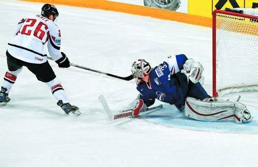 Thomas Vanek erzielte bei der 1:3-Niederlage gegen Frankreich das Ehrentor – im Bild scheitert er an Torhüter Cristobal Huet. Foto: gepa