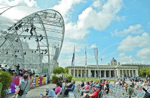 Vorbereitungen für das „Fest der Freude“ auf dem Heldenplatz: Absage an Trauerfeiern von Burschenschaftern in der Vergangenheit. Foto: APA