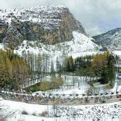 Nibali fährt im Schnee in Richtung Sieg