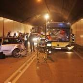 Bus krachte im Citytunnel gegen Auto