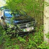 Mit Auto gegen Baum geprallt