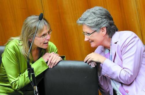 ÖVP-Politikerin Beatrix Karl (l.) lässt sich von der Agentur der ehemaligen Schüssel-Sprecherin beraten, SPÖ-Ministerin Claudia Schmied (r.) von der Agentur des ehemaligen SPÖ-Kommunikationschefs. Foto: APA