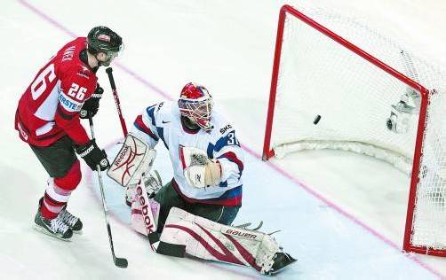 Österreichs NHL-Star Thomas Vanek machte im Penaltyschießen die Sensation gegen die Slowakei komplett! Foto: EPA