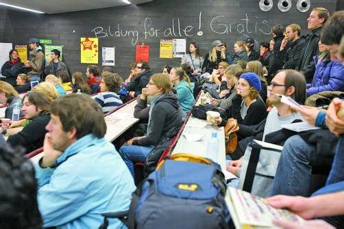 Überfüllter Hörsaal an der Universität Wien: Diskussion über generelle Zugangsbeschränkungen. Foto: APA