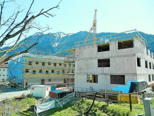 „Am Rain“ entstehen Seniorenwohnungen, dahinter ist der Neubau des Sozialzentrums zu sehen. Foto: em