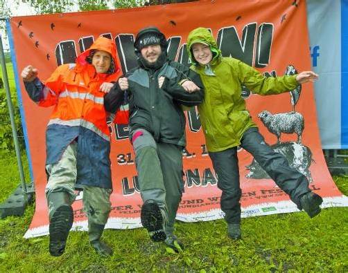 „Es gibt kein schlechtes Wetter, es gibt nur falsche Kleidung“: Am Freitag und Samstag, jeweils ab 19.30 Uhr, geht auf dem Lustenauer Hundianer Platz das „Wald und Wiesen Festival 2013“ über die Bühne. Mit guter Laune trotzen die Organisatoren dem Regen. Foto: VN/Paulitsch