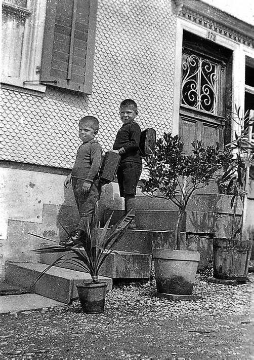 1933