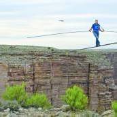 Hochseilartist überquert den Grand Canyon betend