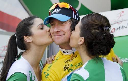 Abschiedsbussi von den Tour-de-France-Damen für Wiggins. Foto: ap