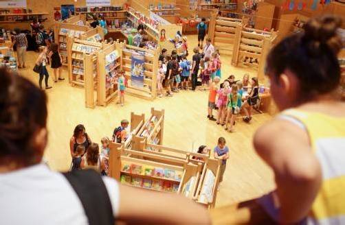 Auf der „Buch am Bach“ können sich Kinder und Jugendliche mit brandaktueller Sommerlektüre eindecken. Foto: VN/Hartinger