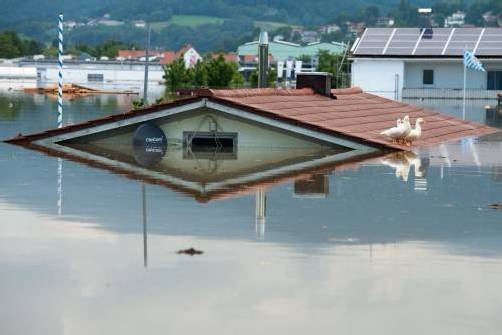 Ausnahmezustand in Deggendorf: Im Ortsteil Fischerdorf sind teilweise nur noch die Dächer zu sehen. Foto: epa