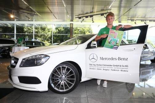 Austria-Offensivspieler Pius Grabher ist im Siegerauto, Mercedes A180, schon einmal Probe gesessen.