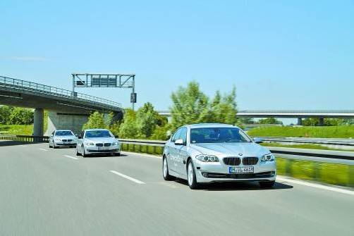 Automatisiertes BMW-Fahren auf der deutschen Autobahn: Äußerlich erkennbar sind die Testfahrzeuge an der Beklebung „Connected Drive“. fotos: bmw