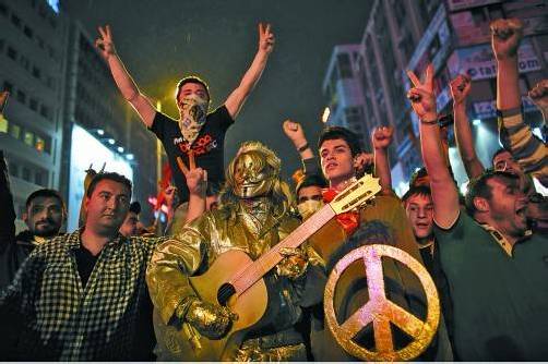 Bei den Demonstrationen gegen Erdogan ist keine einzige Kopftuchträgerin zu sehen. Foto: Reuters