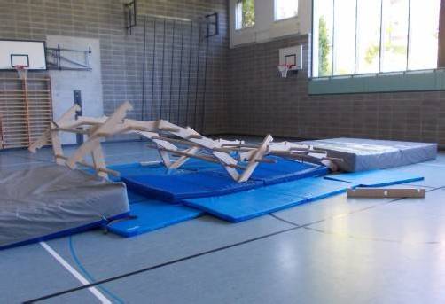 Bei den Proben für das Herisauer Kinderfest brach in der Turnhalle diese Holzbrücke ein. 27 Kinder wurden dabei verletzt. Foto: kapo