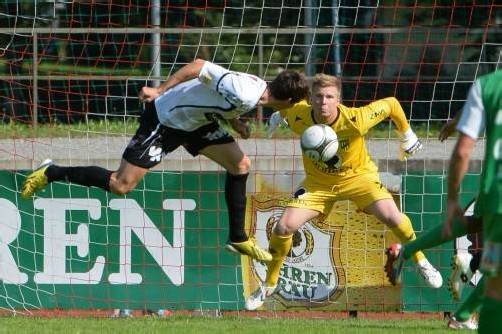 Beim Kopfball von Altachs Zech (l.) konnte sich Austria-Goalie Knett auszeichnen. foto: gepa