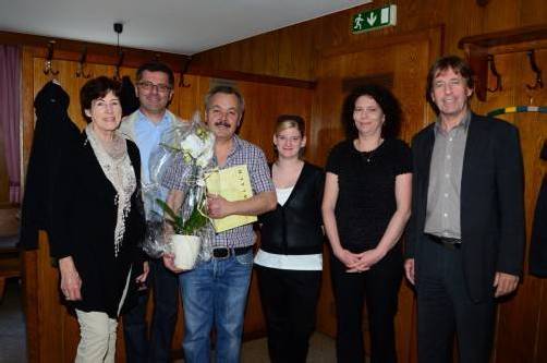 Bgm. Maierhofer (r.), Gemeinderätin Minatti (l.)und Gemeindesekretär Burger (2. v. l.) wünschten dem Pächter viel Freude und Erfolg. Foto: HBR
