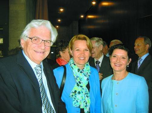 Bürgermeisterin Andrea Kaufmann (Mitte) gratuliert Heinz Bertolini und Geschäftsführerin Birgit Brida zum Jubiläum des Montagsforums. Foto: Ha