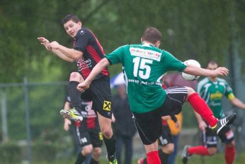 Christoph Fleisch (links) erzielte den wichtigen Anschlusstreffer für den FC Hard gegen St. Johann. Foto: steurer