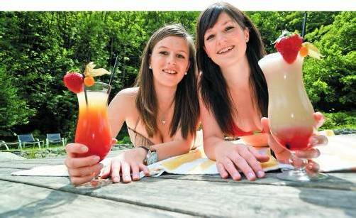Coole Drinks für coole Mädchen: Madeleine und Stefanie lassen es sich zur Feier des Sommers so richtig gutgehen. Foto: L. Berchtold