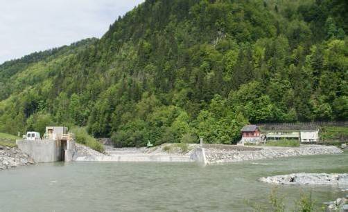 Das Bezauer Wehr mit der neuen Schlauchwehranlage (links im Bild).