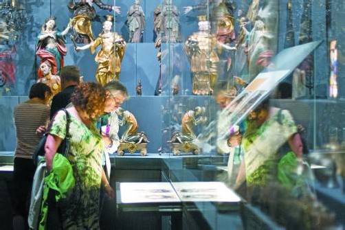Das Schaudepot, in dem Objekte nach alphabetisch gereihten Begriffen präsentiert werden, zählte sofort zu den Besuchermagneten im neuen Vorarlberg Museum in Bregenz. FotoS: VN/Steurer
