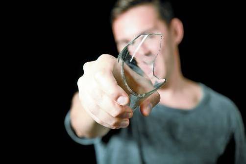 Der Angreifer soll das Opfer mit dem Glas am Hals verletzt haben.