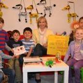 Kleine Kinder, großer Scheck