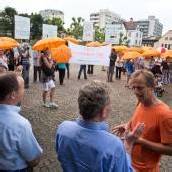 Schirm-Demo für ein Leben in Frieden