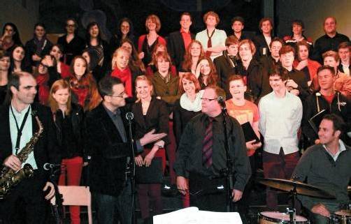 Der Landesjugendchor „Voices“ unter Oskar Egle realisierte in der Propstei St. Gerold die Premiere der „Latin Jazz Mass“ von Völlinger. Foto: HH
