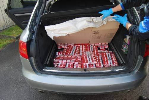 Der Litauer versteckte die Zigaretten unter einem Karton. Foto: Zoll
