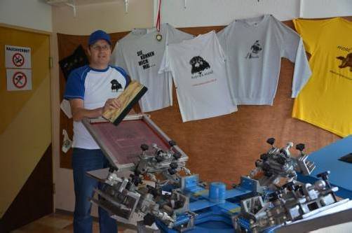 Der Meister und seine Maschine: Kunden rühmen die Qualität von Andre Nussbaumers Drucken. Fotos: VN/Scalet