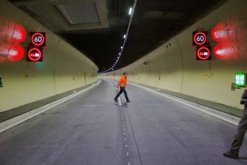 Diese Woche bringen ASFINAG-Mitarbeiter den Pfändertunnel wieder auf Hochglanz. Foto: VN/Steurer